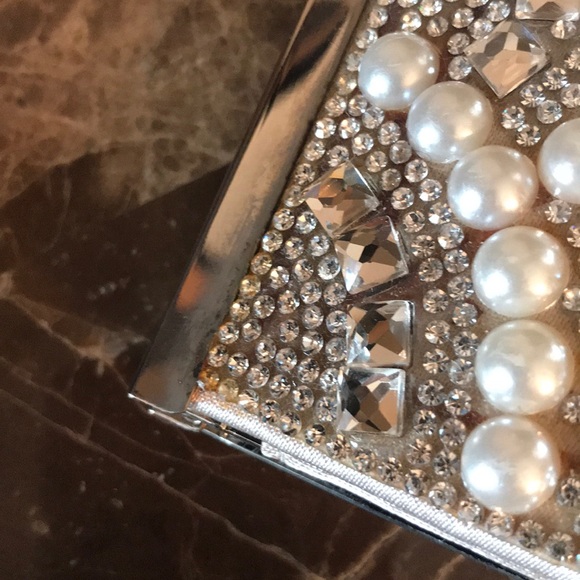 🆕 Gorgeous Rhinestone and Pearl evening clutch. - Picture 11 of 11